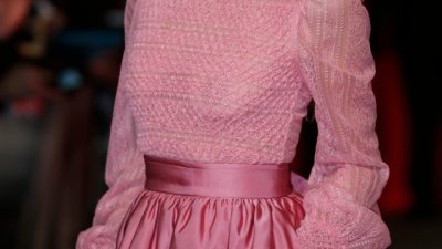 Кои десени и кройки на дрехите ни носят успех 