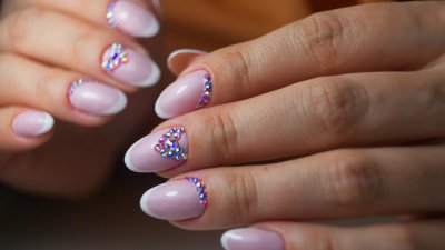 Блестящи идеи за маникюр с камъни