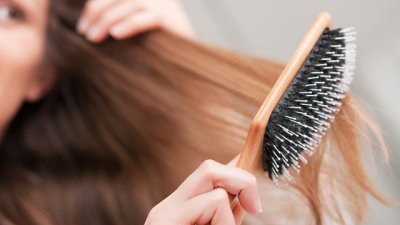 Колко често да почиствате четката за коса
