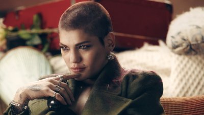 Жана Бергендорф се подстрига до кожа за новия си клип