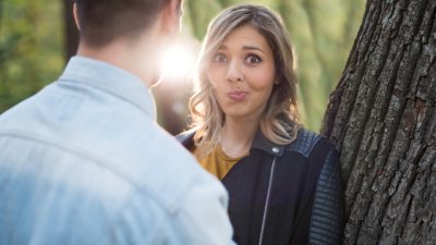 Усещам го, че ме харесва, но не предприема нищо. Защо?