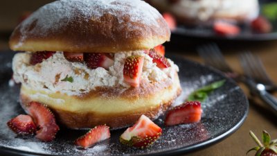 Сладък сандвич със сметанов крем и ягоди 