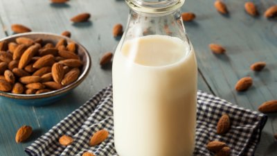 Три причини да изберете бадемово пред краве мляко
