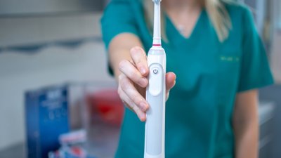 Вярно ли е, че електрическите четки за зъби увреждат емайла? 