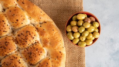 Пухкава питка с маслини