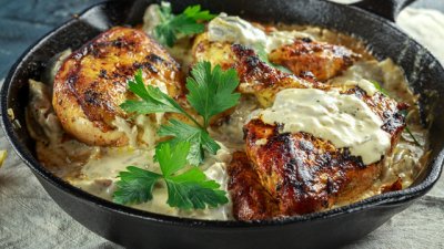 Пилешки гърди в сос от пармезан, сметана и гъби