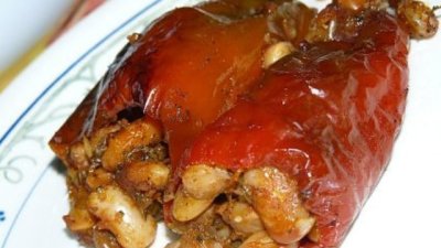 Пълнени сушени чушки с боб и орехи