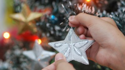 Как да свалим коледната украса по-практично? 