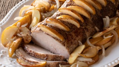 Свински котлети с лук и ябълка 