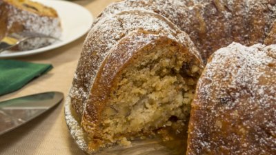 Кекс с ябълки, орехи и канела