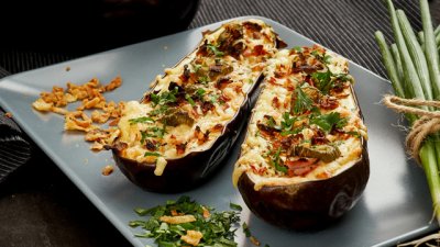 Пълнени патладжани с наденица и моцарела 