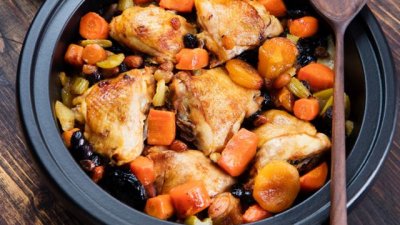 Агнешко задушено със зеленчуци и сини сливи