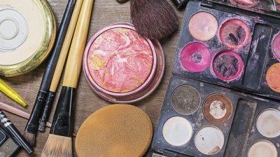 Какво се случва, когато ползваме стари гримове?