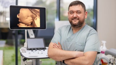 Екипът на „Майчин дом“ спаси родилка и бебето ѝ след усложнения на рядко генетично заболяване