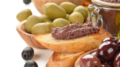 Разядка с маслини и сирене фета