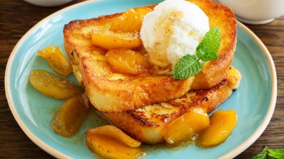 Френски тост с праскови и масло