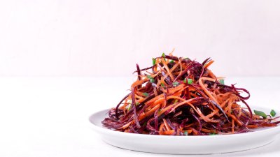 Печено червено зеле с моркови и мед