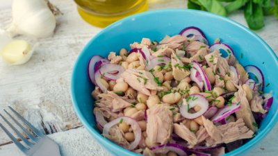 Салата с боб, риба тон и дресинг