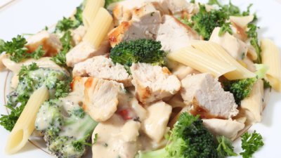 Пилешко с паста и броколи