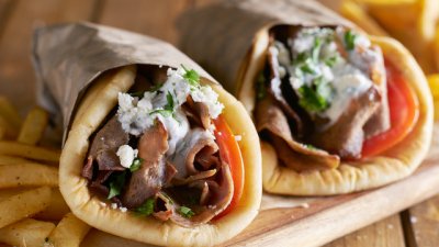 Рецепта за домашен гирос със сос дзадзики