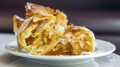 Сладка баница за Петковден с тиква и орехи