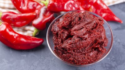 Турска пикантна паста с чушки (Biber Salcasi)