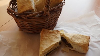 Видео рецепта: Банички с пилешки дробчета и зелен лук