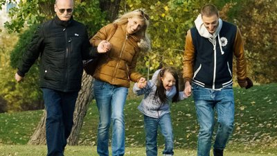 Светът на Тони, Страшко, Косьо и Яница, с дъх на кафе и бисквитки от какао