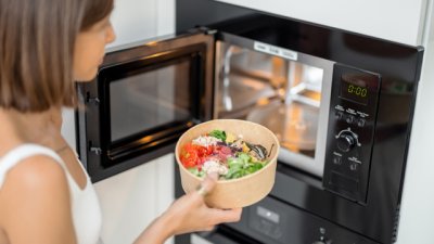 Какво никога да не слагате в микровълновата