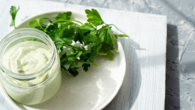 Домашен крем против бръчки с ший, лимон и магданоз 