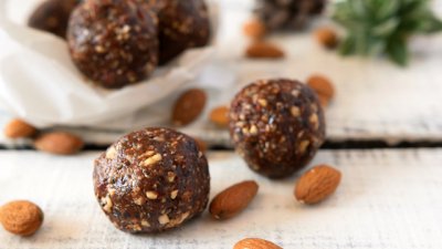 Бонбони с бадеми, фурми и фъстъчено масло