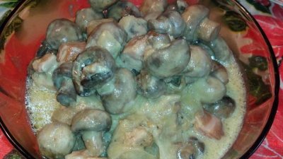 Задушени гъби с моцарела, бекон и лук