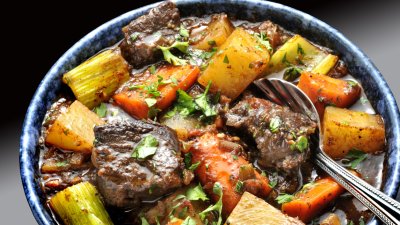 Телешко задушено с тъмна бира и зеленчуци