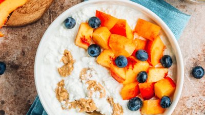 Протеинова закуска с котидж, праскови и орехи