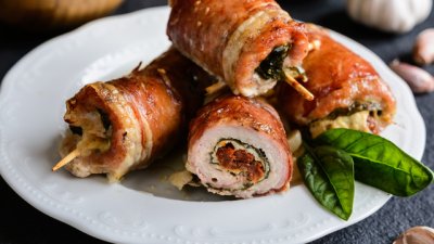 Телешки руладини със сушени домати, спанак и бекон 