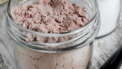 Домашен сух шампоан за тъмна коса