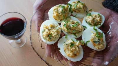 Видео рецепта: Пълнени яйца с извара 
