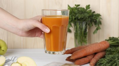 Сок от моркови и магданоз отводнява организма и сваля килограми