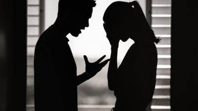 Какви са признаците, че партньорът ви ви малтретира психически?