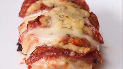 Пилешки гърди с моцарела и салам