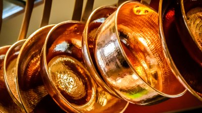 Защо е важно водата да се съхранява в медни съдове?