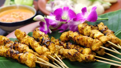 Пилешки шишчета сатай с фъстъчен сос
