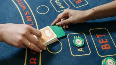 Как се играе покер и каква е разликата между играта онлайн и на живо