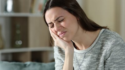 Как да облекчите стискането на зъби през нощта 