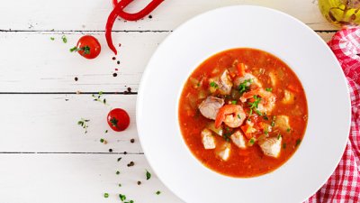 Пикантна доматена супа със скариди и чоризо