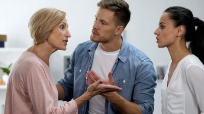 Свекърва ми не ме уважава, какво да правя?