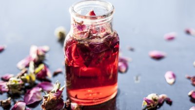 Лятна грижа за кожата с розова вода