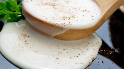 Сос бешамел с дафинов лист 