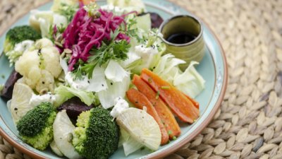 Салата с броколи, карфиол и фета