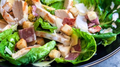 Салата с пиле, бекон и авокадо